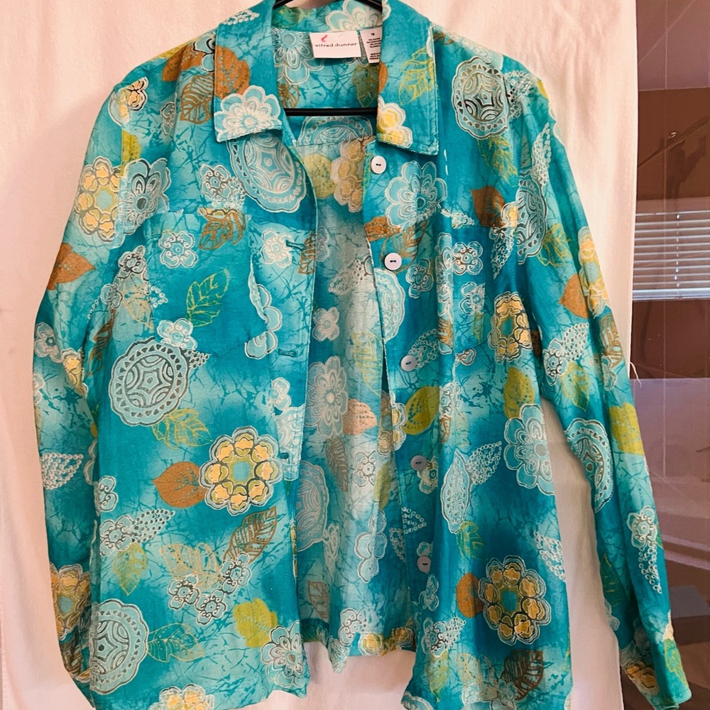 Brand new without a tag, lovely Alfred Dunner long sleeve blouse.